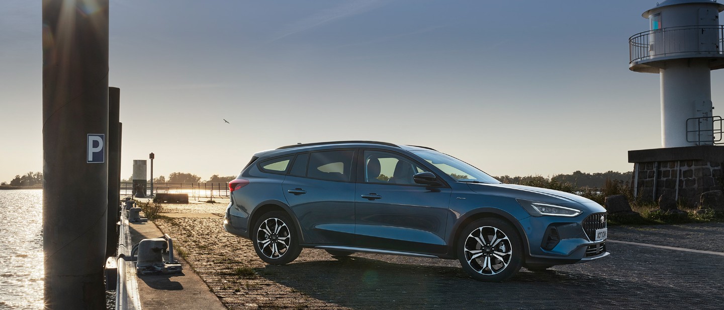 https://www.ford.co.uk/content/dam/guxeu/rhd/central/cars/2021-focus/launch/billboards/nameplate/ford-focus-eu-205334561_ACT_04_C519_Focus_Ext_Front_7_8_Static_V2_MY23-21x9-2160x925.jpg.renditions.original.png