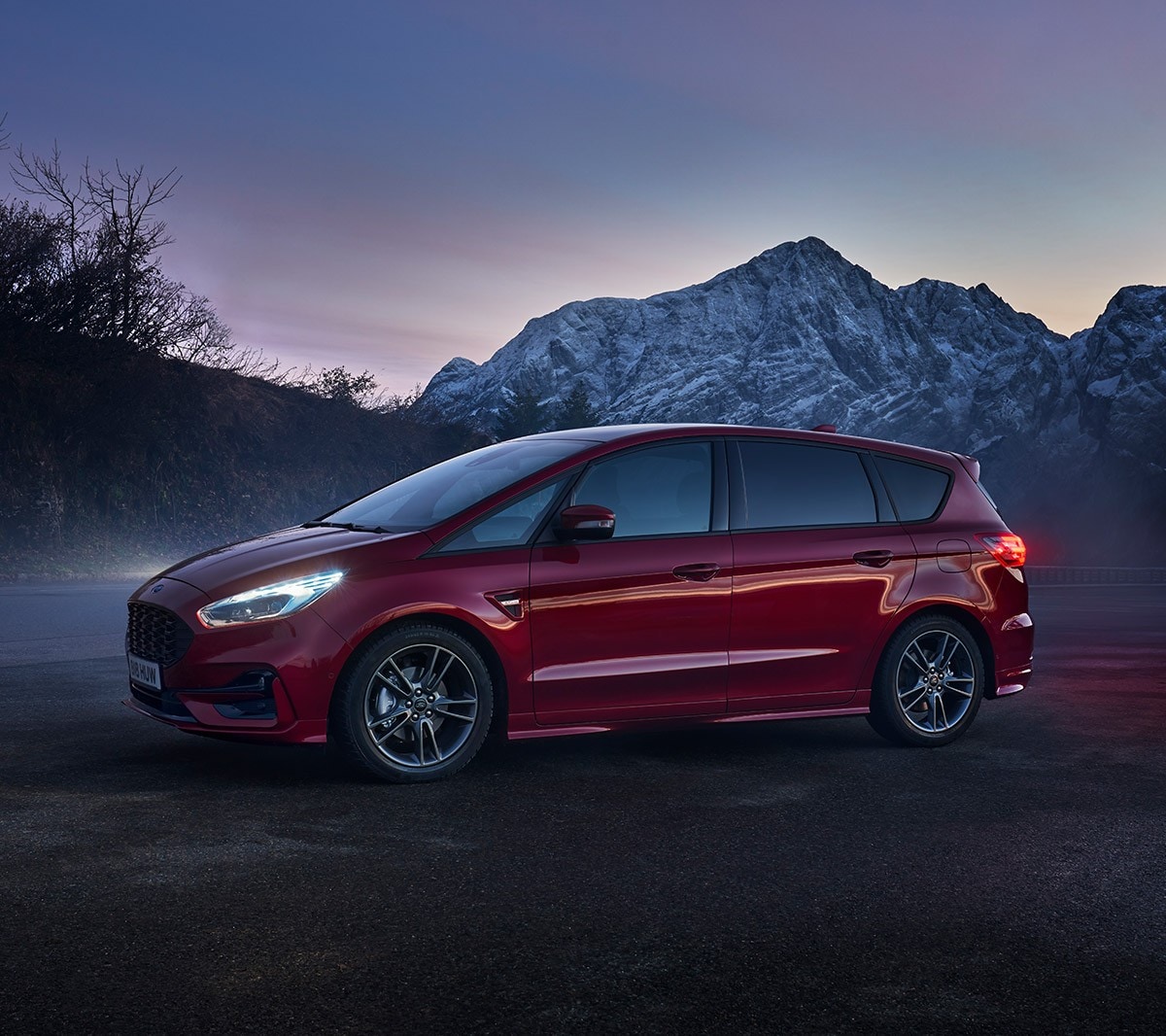 Ford S-MAX: Practical Family Car
